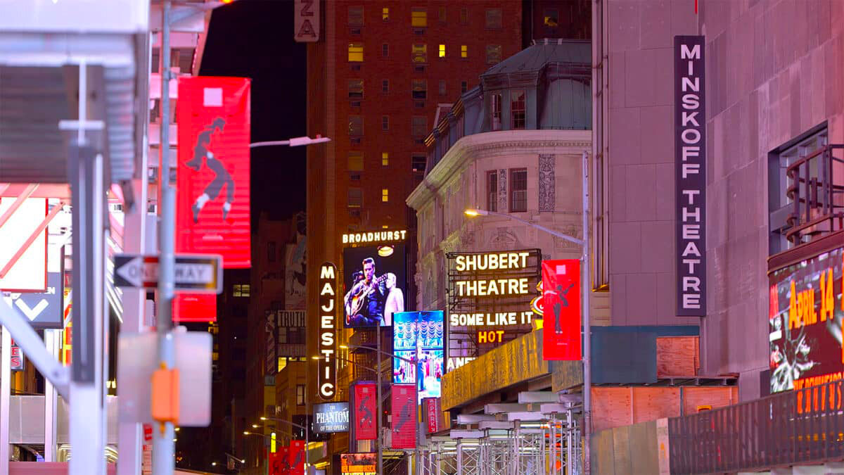 De escenarios simples a ícono global: la transformación de Broadway a lo largo de los siglos